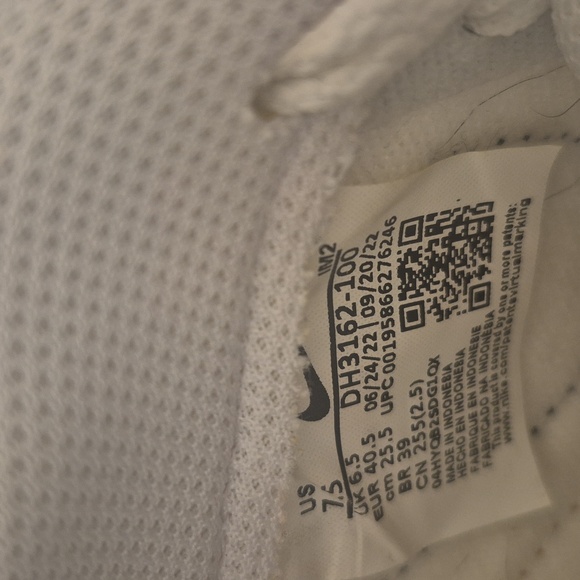 Nike Women's White and Black Sneakers 7.5 - Picture 4 of 8